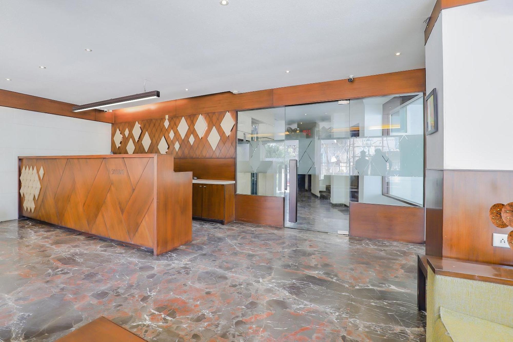 Oyo Hotel Fountain Surat Exterior photo