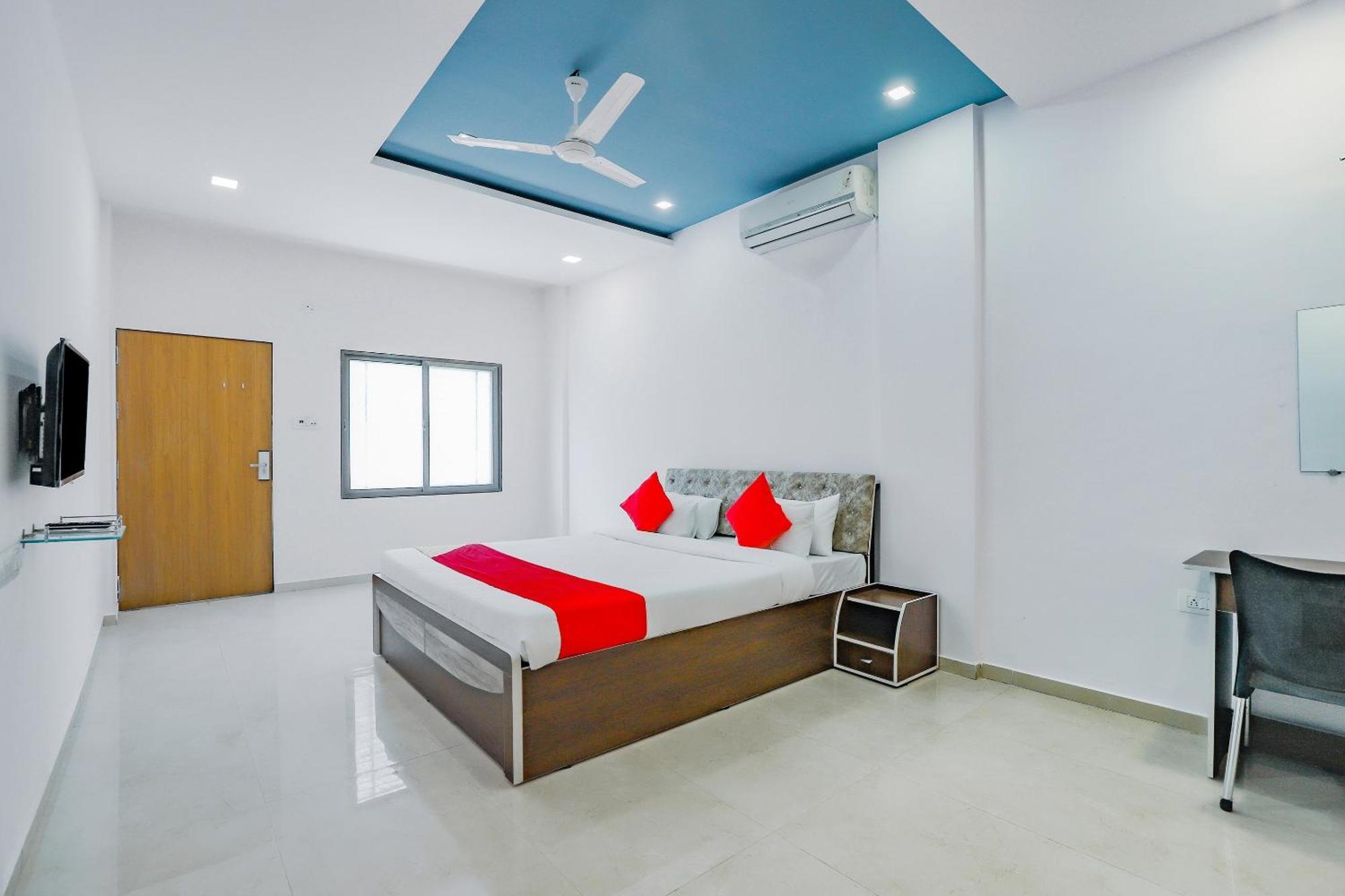Oyo Hotel Fountain Surat Exterior photo