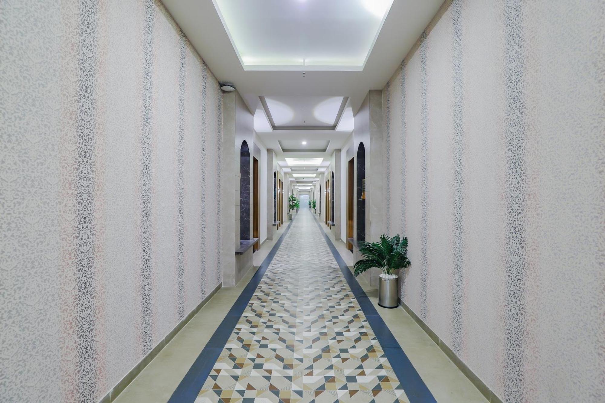 Oyo Hotel Fountain Surat Exterior photo