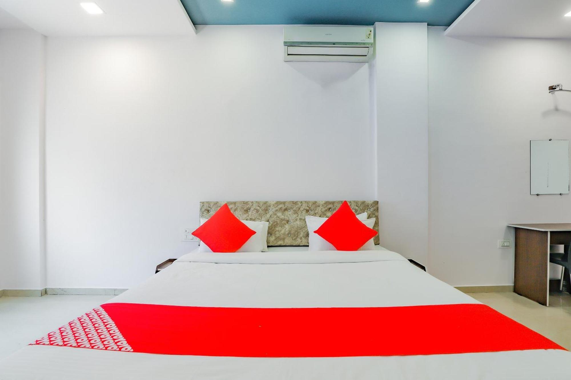 Oyo Hotel Fountain Surat Exterior photo